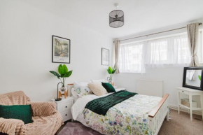 3 Bed Contractors Broadway Market 6 People Parking